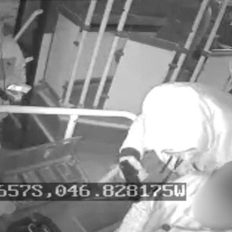 Criminosos foram flagrados assaltando um motorista de ônibus e apontando a arma para ela