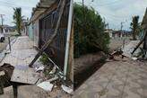 Queda de árvores e outras ocorrências foram registradas no litoral de São Paulo; em Mongaguá (foto), calçada ficou danificada
