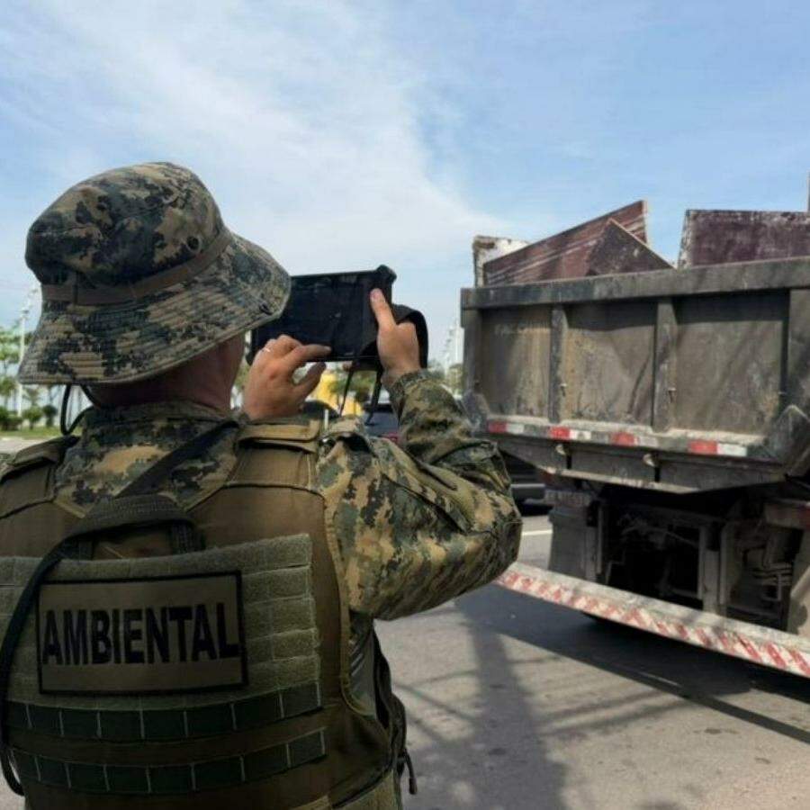 Veículo apresentou irregularidade e condutor recebeu autuação