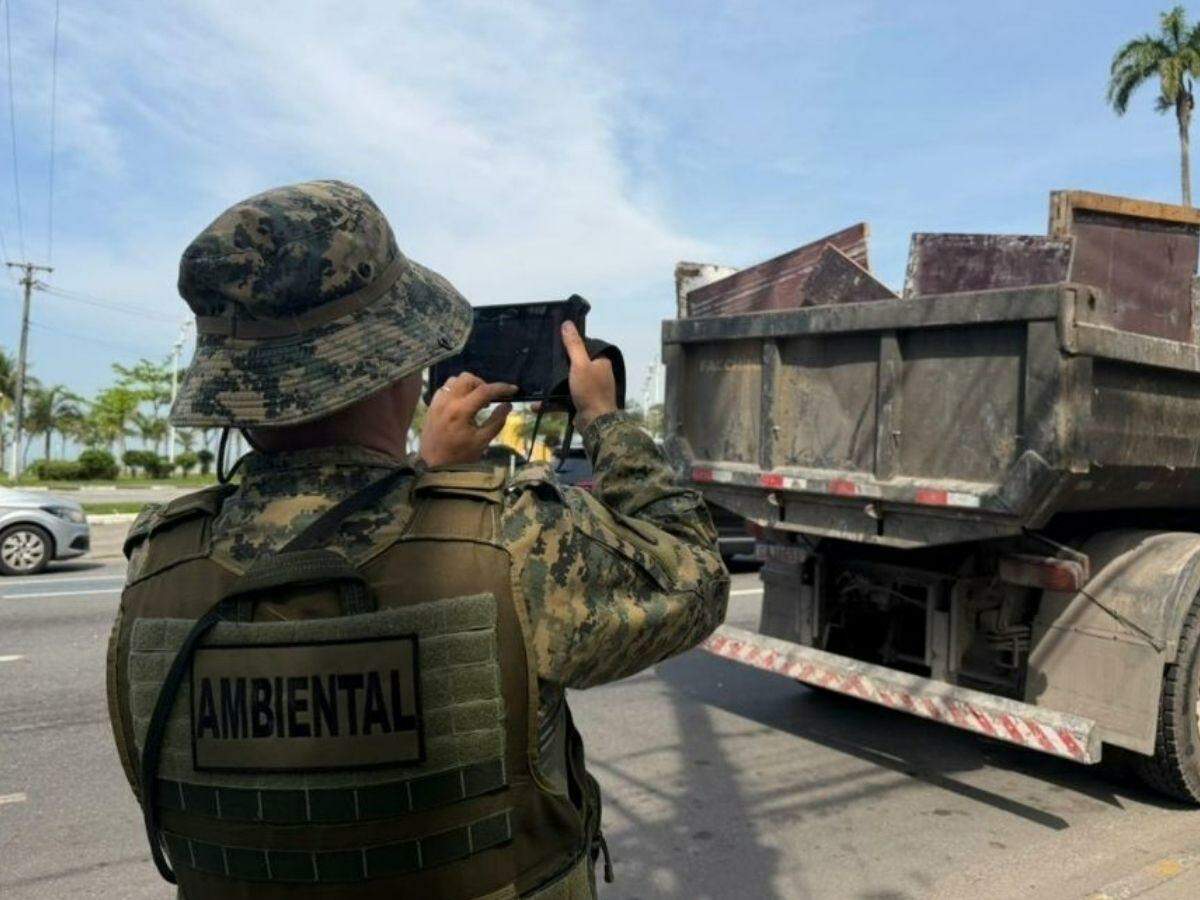 Veículo apresentou irregularidade e condutor recebeu autuação