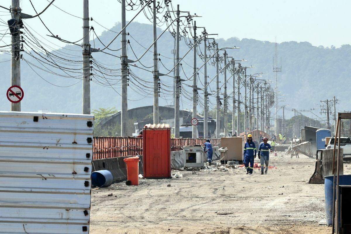 Na Ponte A Tribuna, onde há trabalhos como reforço estrutural e concretagem, obra está 45% concluída