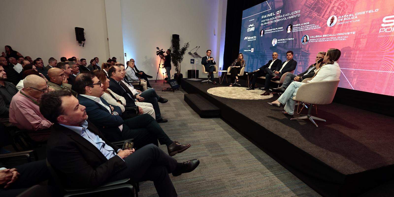 Summit Porto-Indústria recebeu público no auditório do Grupo Tribuna e discutiu temas relevantes