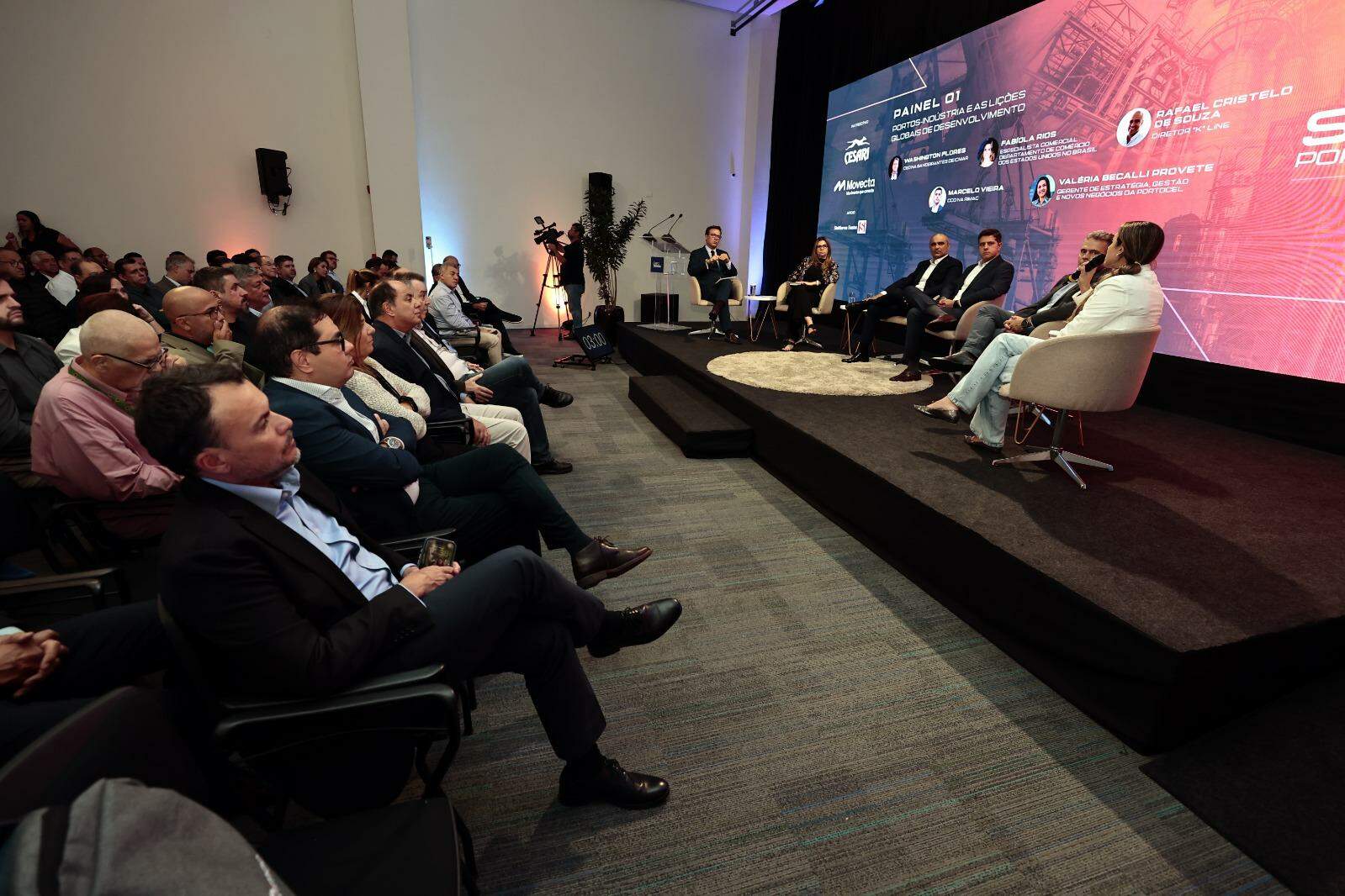 Summit Porto-Indústria welcomed an audience to the Grupo Tribuna auditorium and discussed relevant issues
