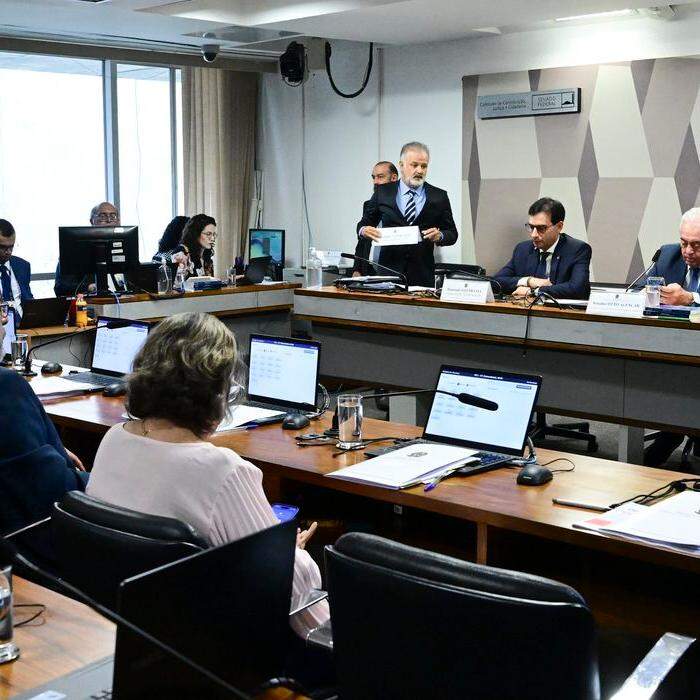 CCJ do Senado aprova PEC que acaba com jornada 6x1