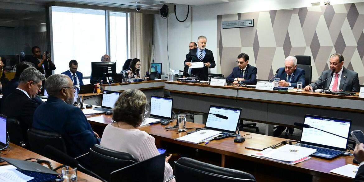 CCJ do Senado aprova PEC que acaba com jornada 6x1