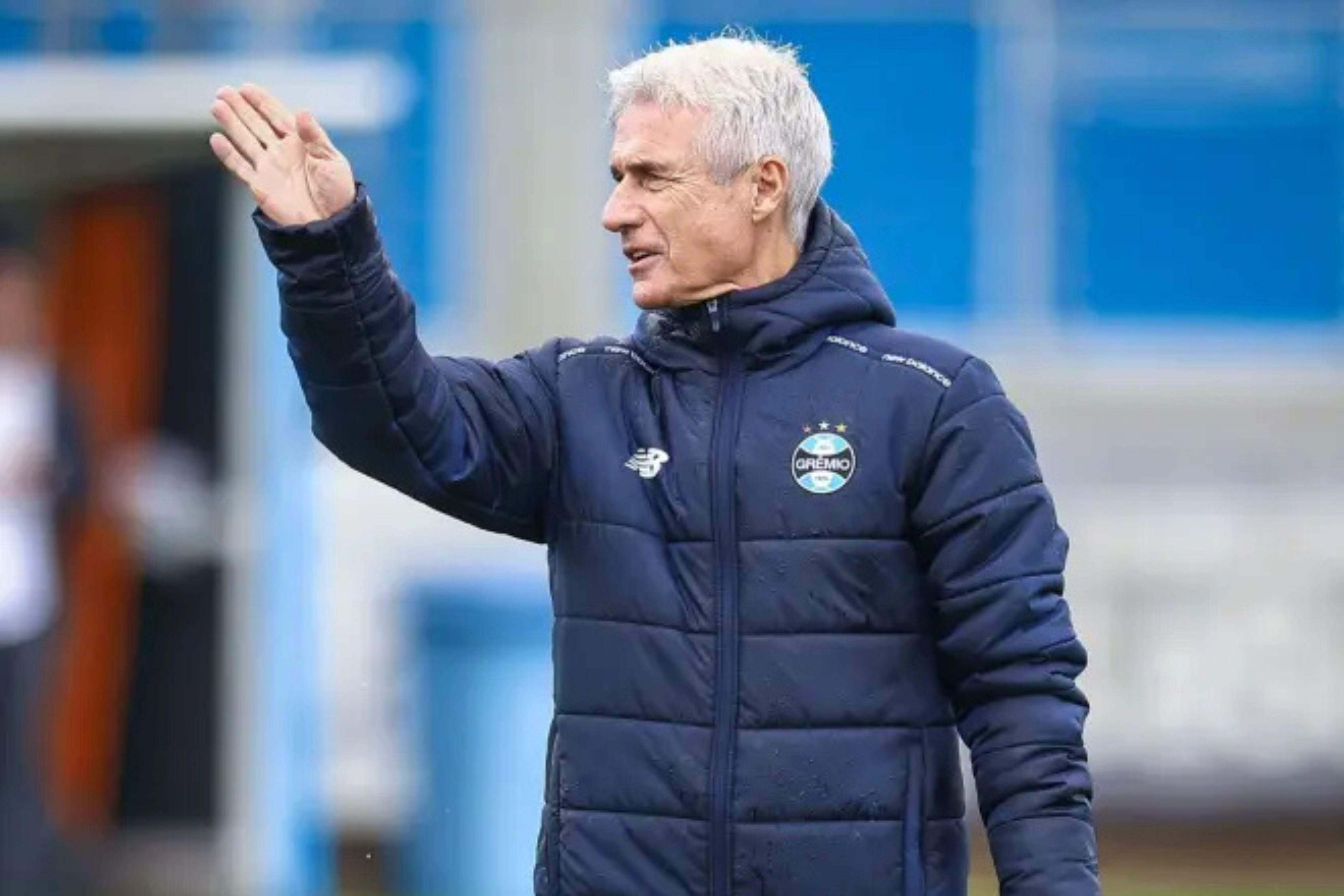 Golpista é preso após se passar pelo técnico Luís Castro para pedir dinheiro a elenco do Grêmio