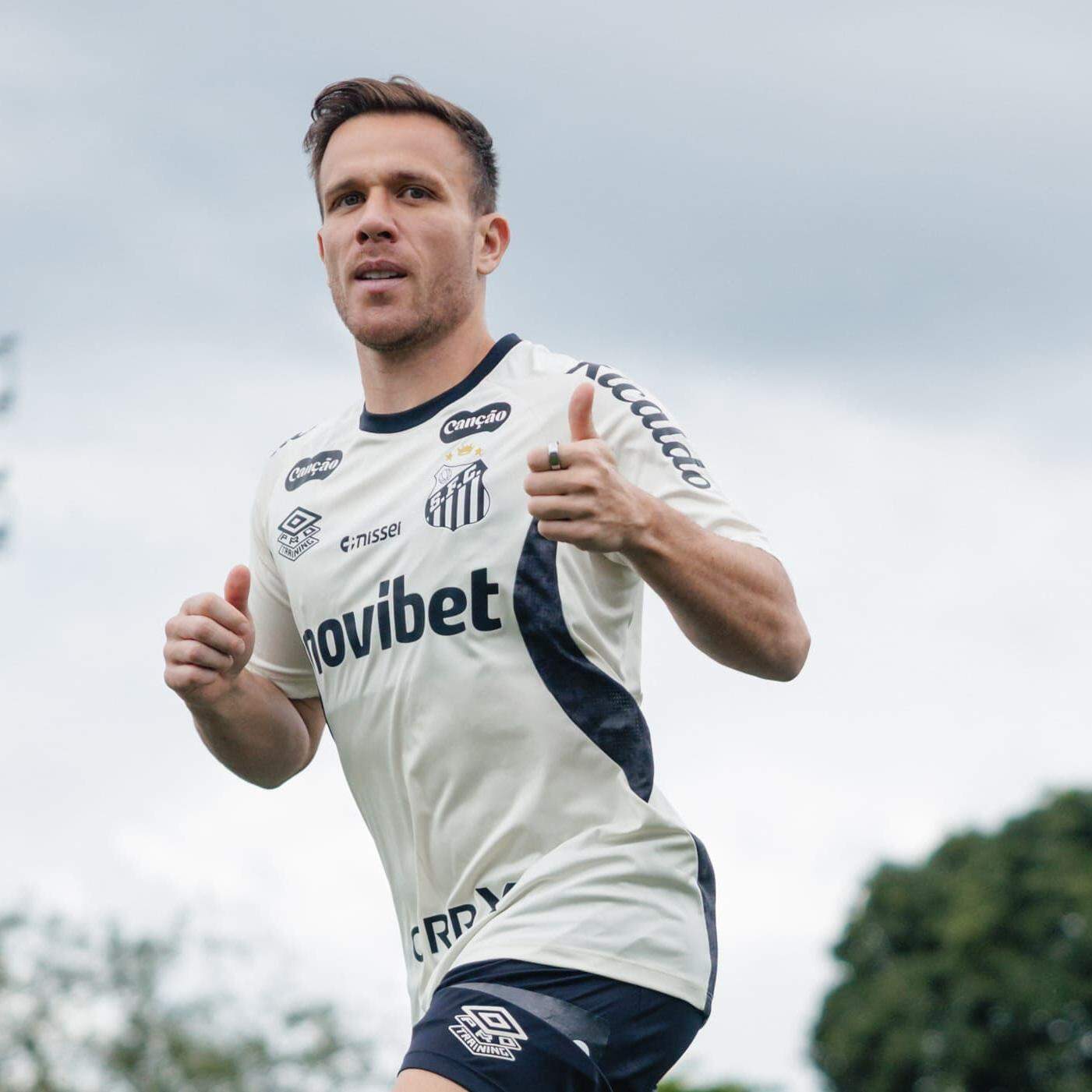 Arthur vem treinando com o elenco e deve estrear no Peixe atuando como segundo volante ou meia contra o Inter