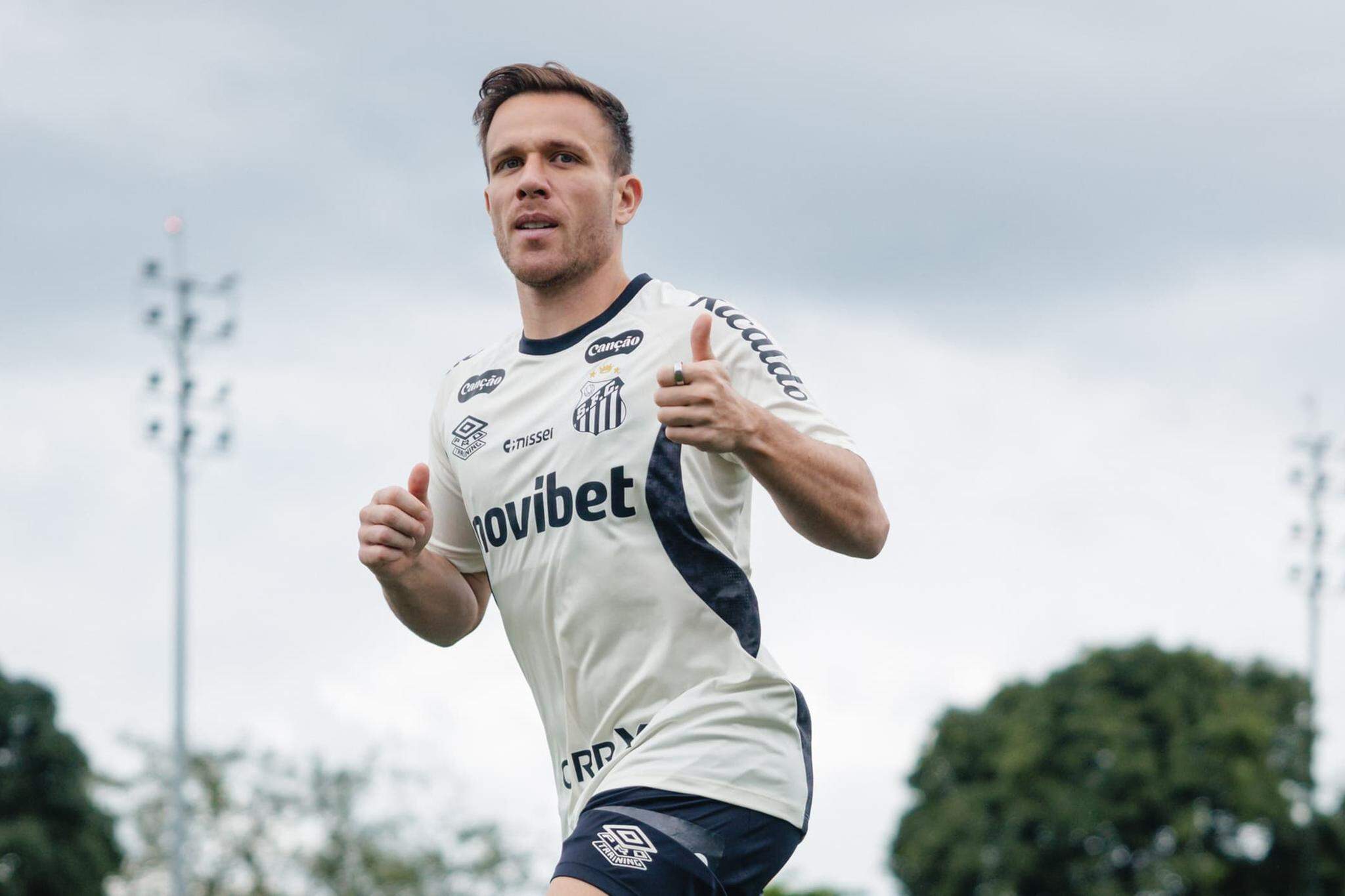 Arthur vem treinando com o elenco e deve estrear no Peixe atuando como segundo volante ou meia contra o Inter