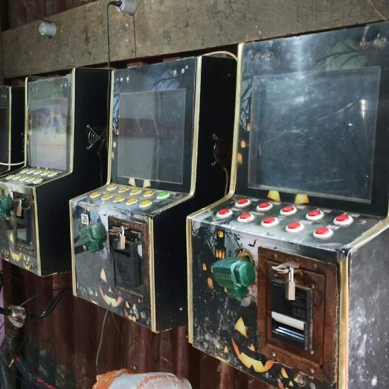 Quatro máquinas caça-níqueis foram encontradas no imóvel, em São Vicente