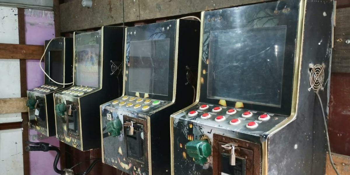 Quatro máquinas caça-níqueis foram encontradas no imóvel, em São Vicente