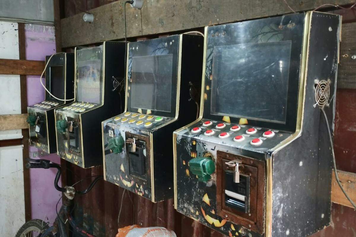 Quatro máquinas caça-níqueis foram encontradas no imóvel, em São Vicente