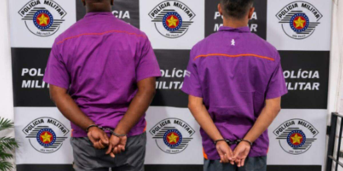 A PM encontrou dois suspeitos que vestiam camisetas e capacetes com identificação da empresa de telecomunicações Vivo