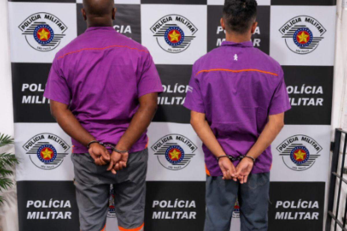 A PM encontrou dois suspeitos que vestiam camisetas e capacetes com identificação da empresa de telecomunicações Vivo