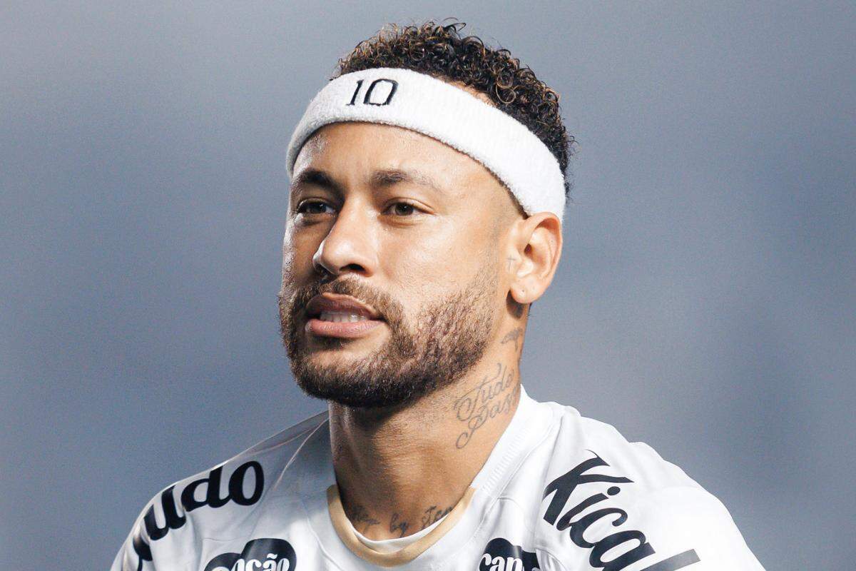 Neymar criticou o gramado da Vila Belmiro após o Santos ser eliminado para o Palmeiras