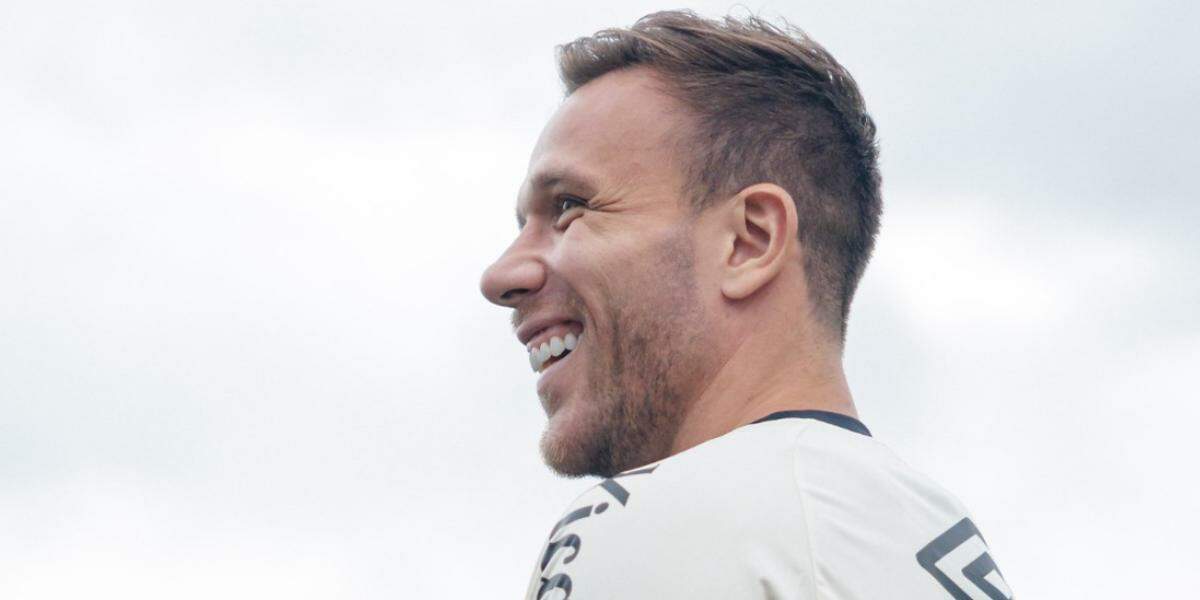 Arthur, novo reforço do Santos, foi apresentado nesta quinta-feira (3)