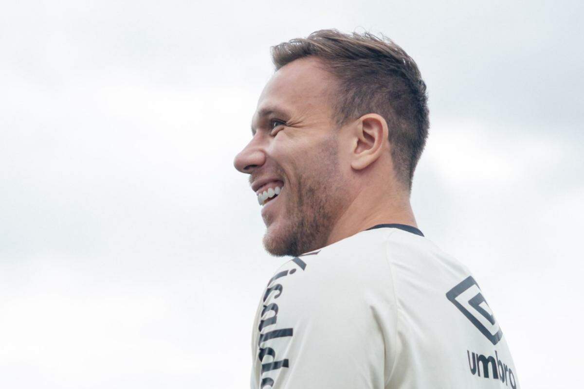 Arthur, novo reforço do Santos, foi apresentado nesta quinta-feira (3)
