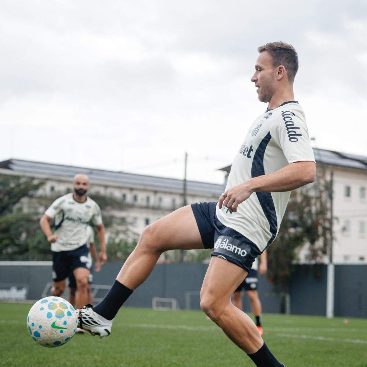 Arthur foi apresentado nesta quinta-feira (3) e criticou gramado da Vila Belmiro