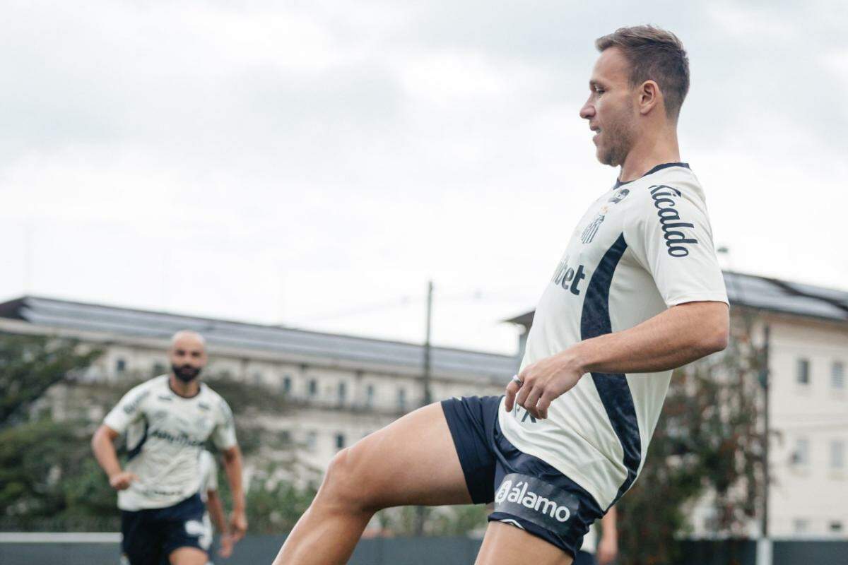 Arthur foi apresentado nesta quinta-feira (3) e criticou gramado da Vila Belmiro