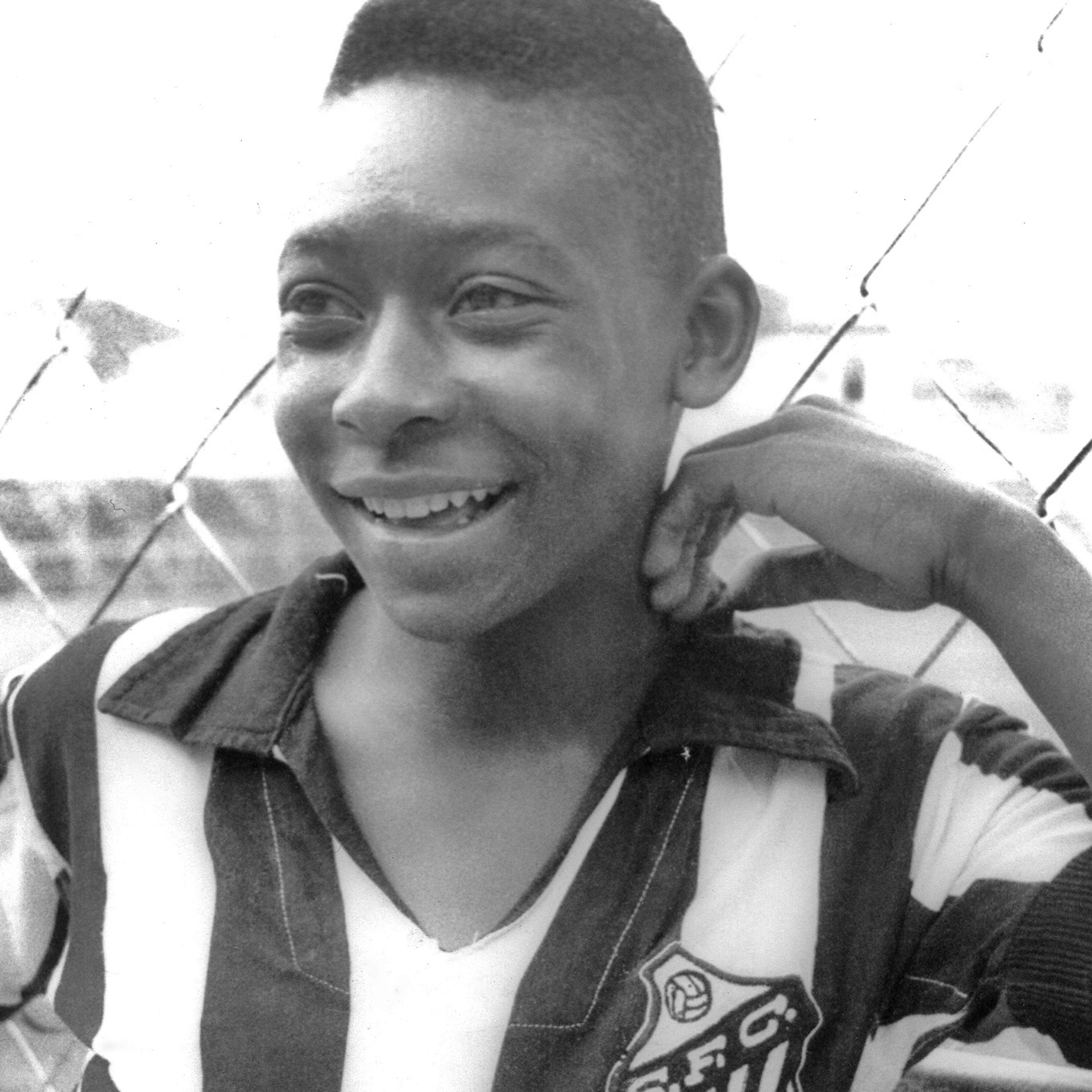 Pelé tinha 15 anos e estreava no profissional pelo Santos quando marcou o primeiro gol da carreira