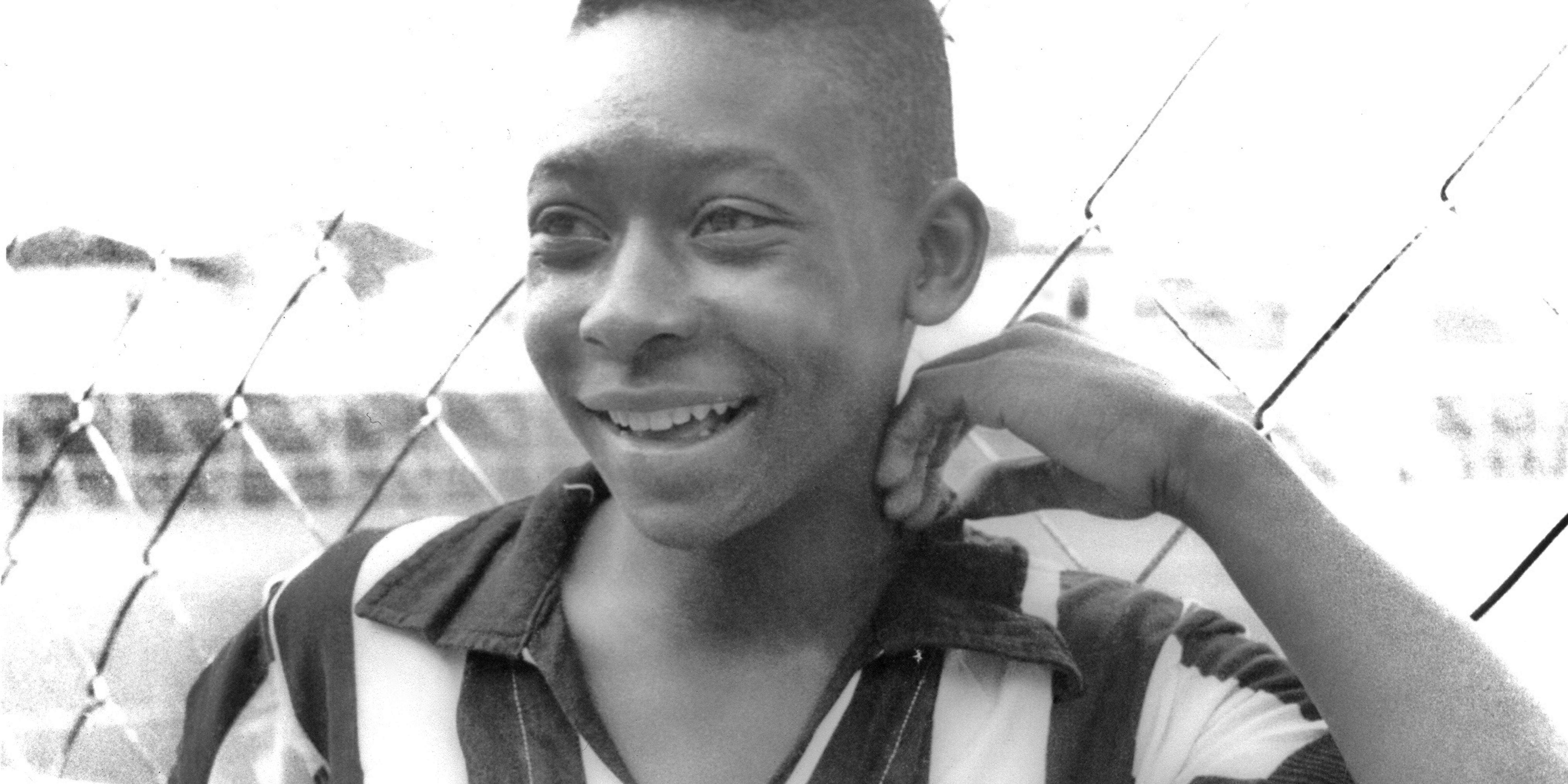 Pelé tinha 15 anos e estreava no profissional pelo Santos quando marcou o primeiro gol da carreira