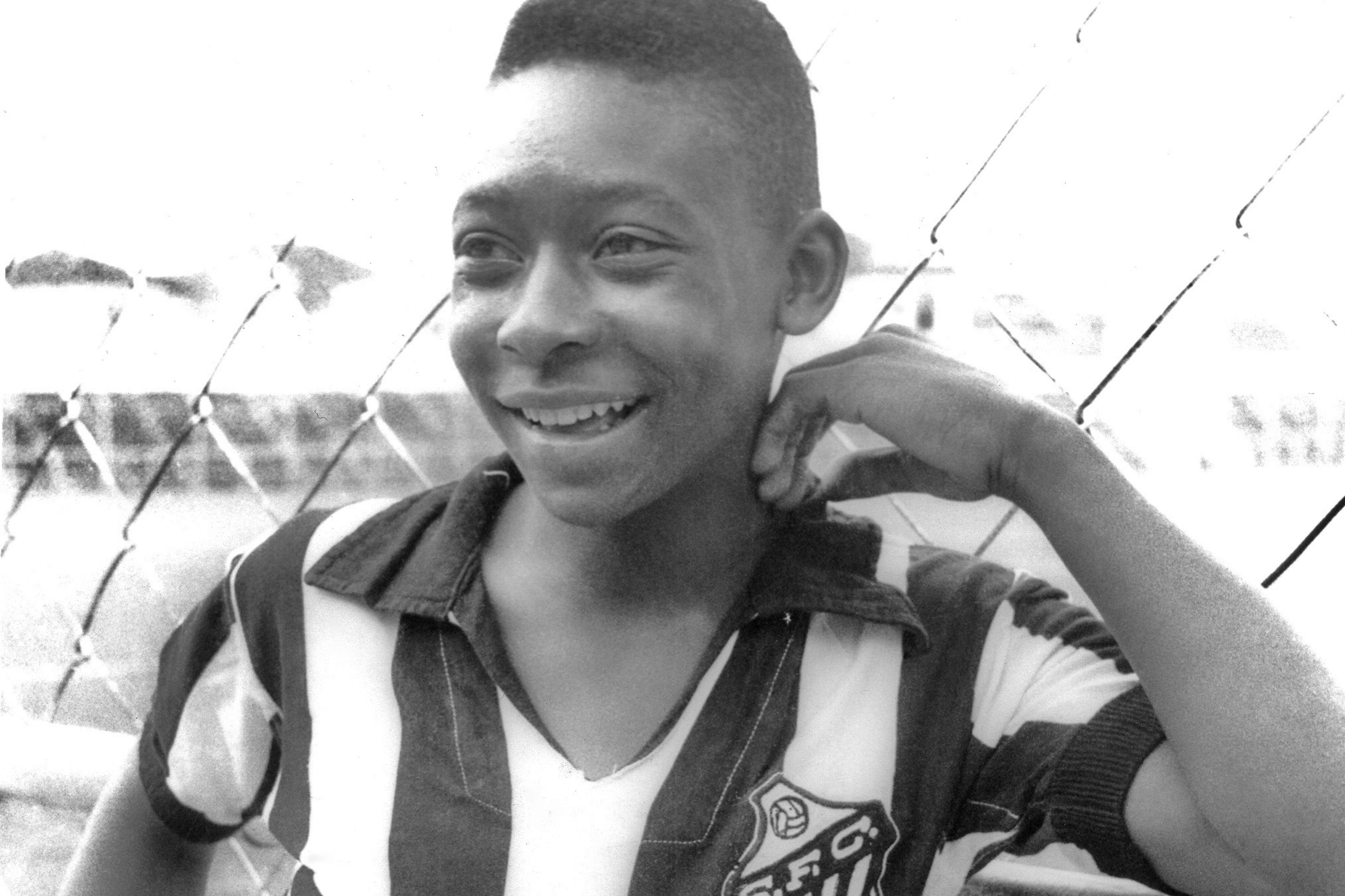 Pelé tinha 15 anos e estreava no profissional pelo Santos quando marcou o primeiro gol da carreira