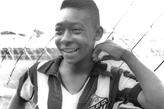 Pelé tinha 15 anos e estreava no profissional pelo Santos quando marcou o primeiro gol da carreira