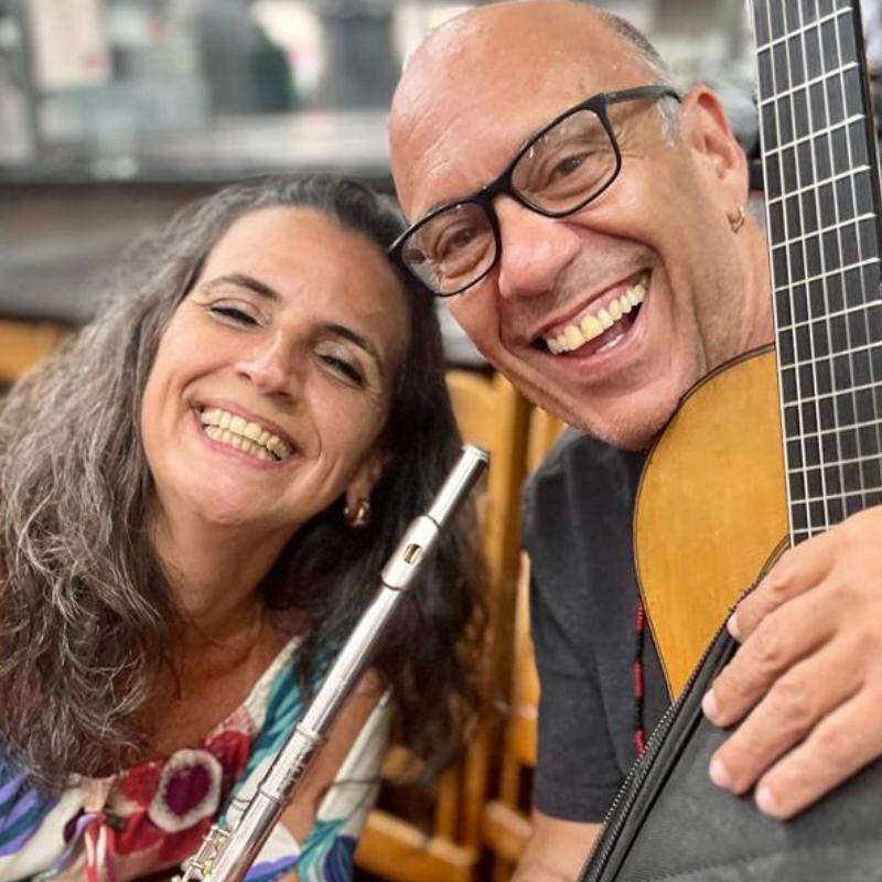 Violão de Marcos Canduta e flauta de Débora Gozzoli no duo santista