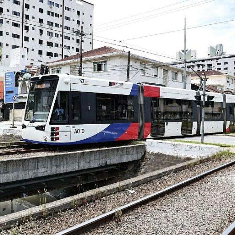 Acidente aconteceu próximo à estação de VLT no Canal 1, em Santos