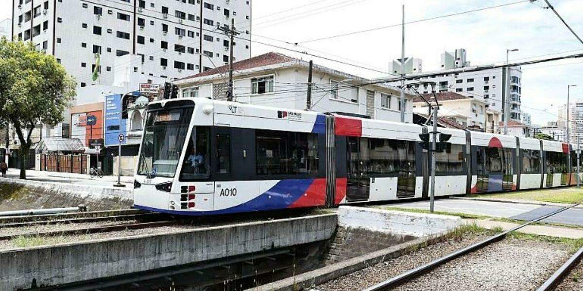 Acidente aconteceu próximo à estação de VLT no Canal 1, em Santos
