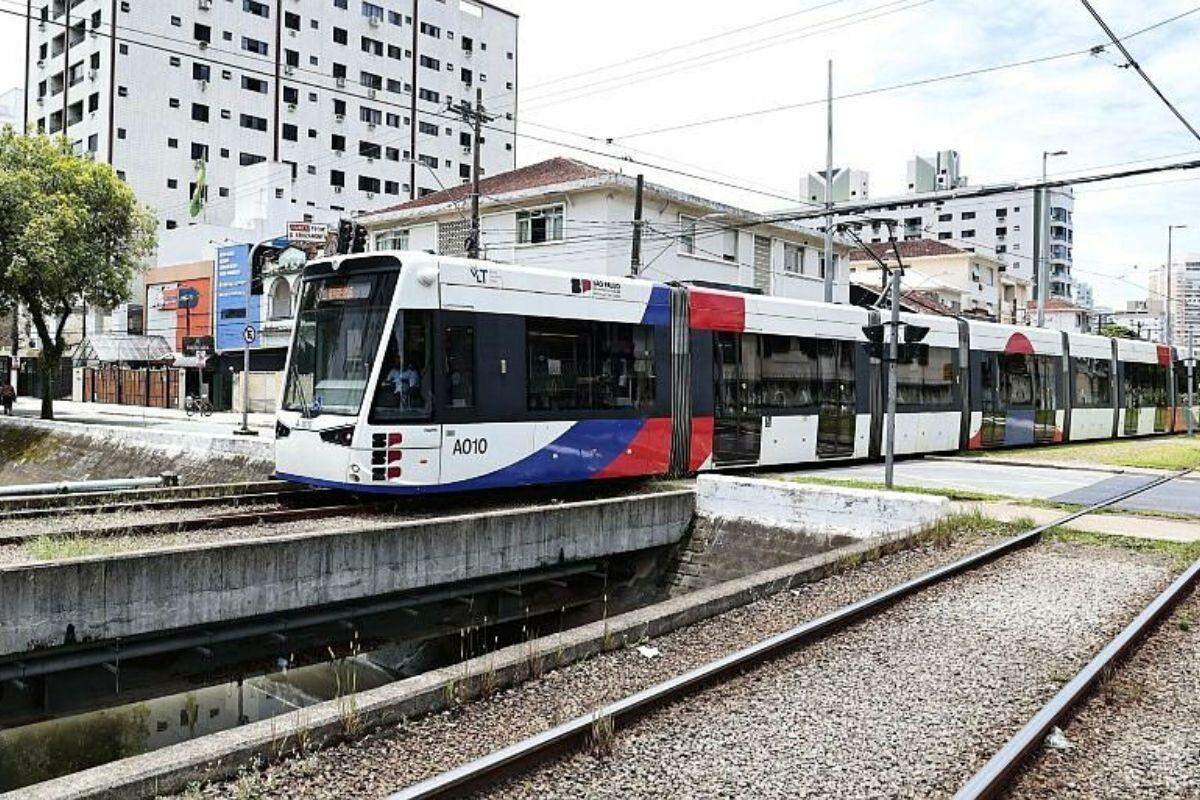 Acidente aconteceu próximo à estação de VLT no Canal 1, em Santos
