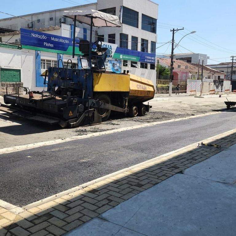 A Rua Santa Cruz recebeu novo asfalto próximo à Praça Bernardino de Campos, que abrigará a rodoviária de São Vicente