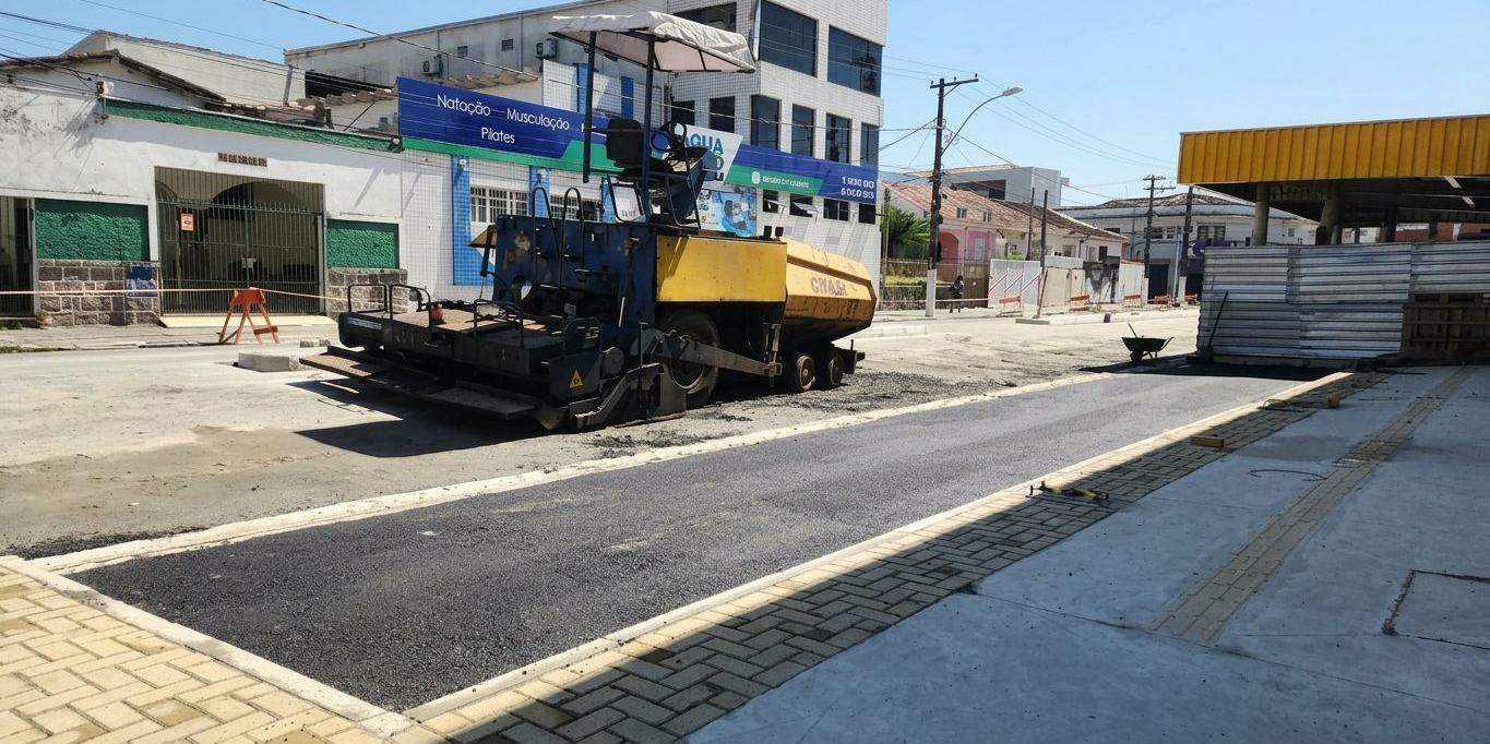 A Rua Santa Cruz recebeu novo asfalto próximo à Praça Bernardino de Campos, que abrigará a rodoviária de São Vicente