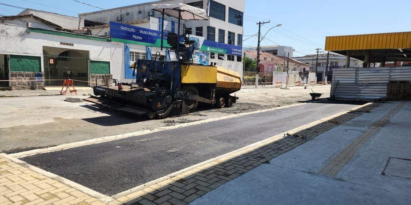 A Rua Santa Cruz recebeu novo asfalto próximo à Praça Bernardino de Campos, que abrigará a rodoviária de São Vicente