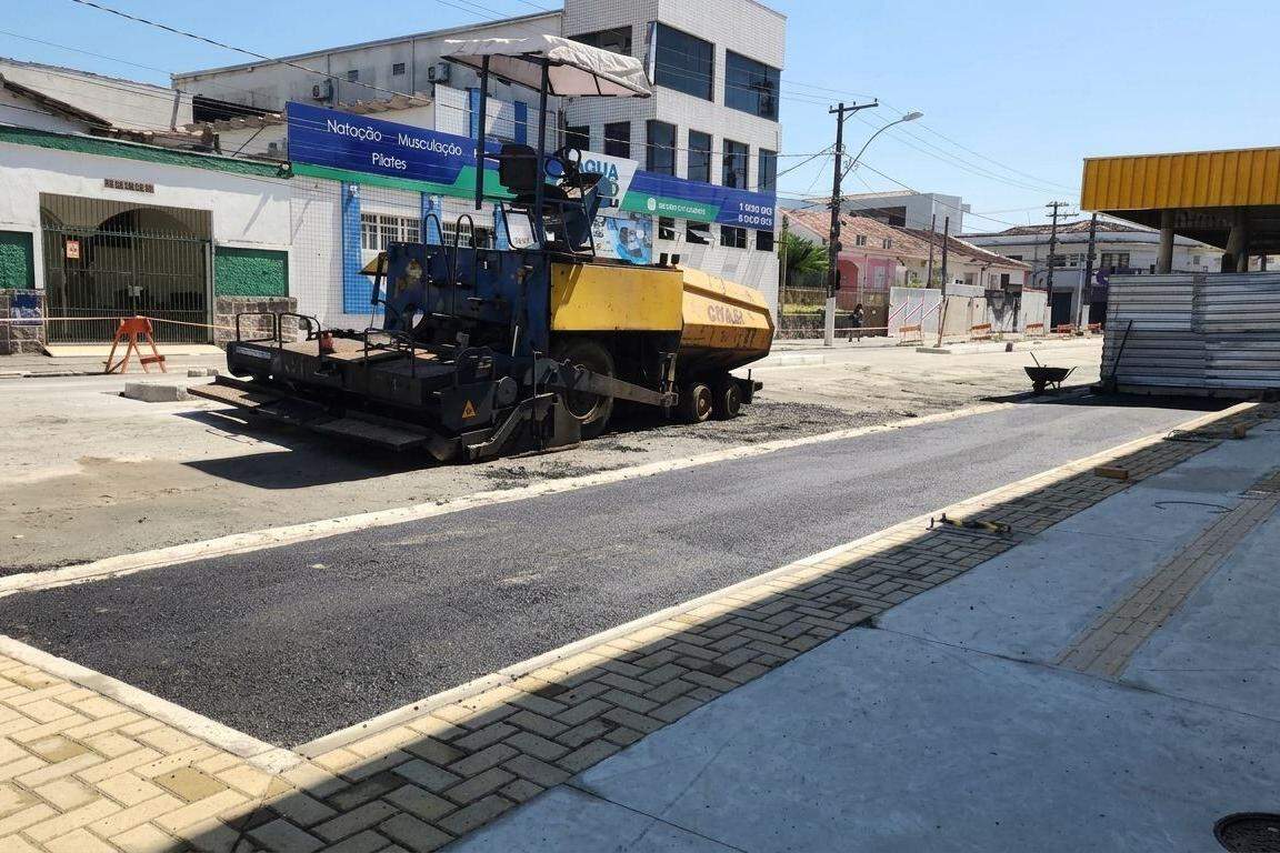 A Rua Santa Cruz recebeu novo asfalto próximo à Praça Bernardino de Campos, que abrigará a rodoviária de São Vicente