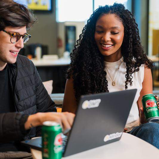 Estudantes e recém-formados têm diversas oportunidades de ingresso no mercado de trabalho por meio de programas de estágio e trainee