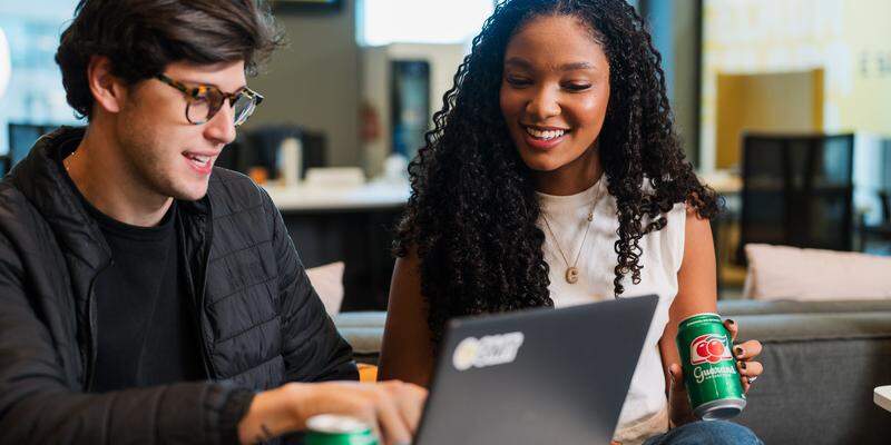 Estudantes e recém-formados têm diversas oportunidades de ingresso no mercado de trabalho por meio de programas de estágio e trainee