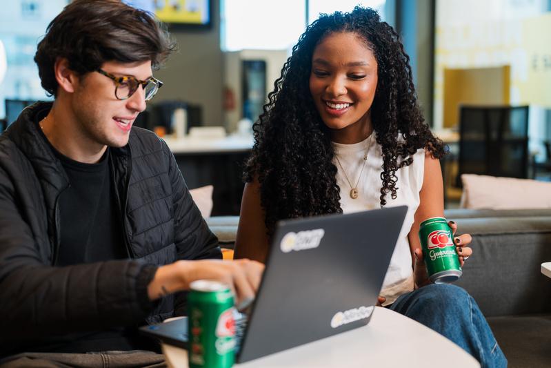Estudantes e recém-formados têm diversas oportunidades de ingresso no mercado de trabalho por meio de programas de estágio e trainee