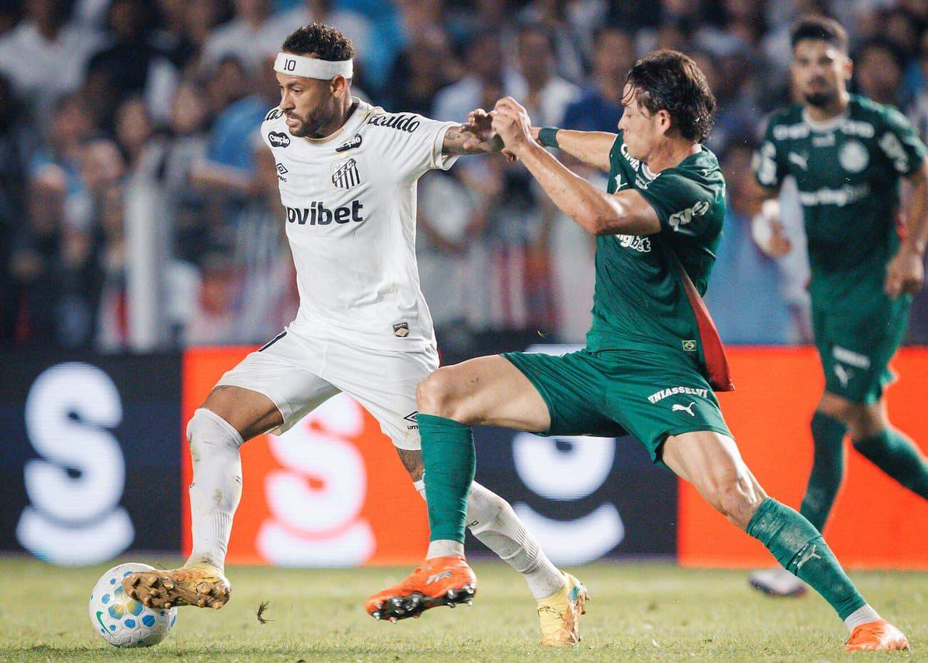 Neymar sofreu a lesão no primeiro tempo do jogo contra o Palmeiras, na Vila, pela Copa do Brasil