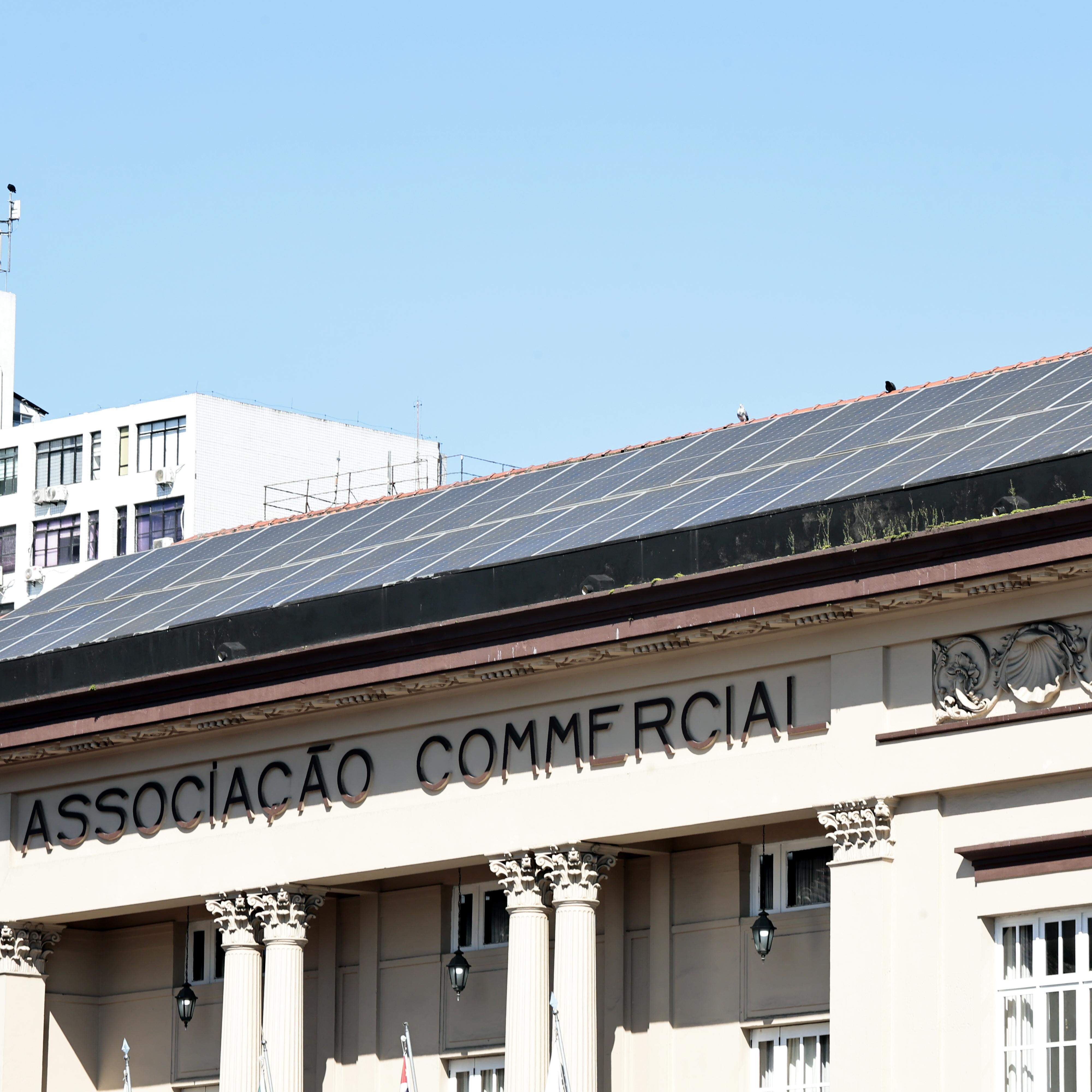 Placas fotovoltaicas no topo da sede da Associação Comercial de Santos: painéis solares perdem eficiência em dias de temperaturas elevadas