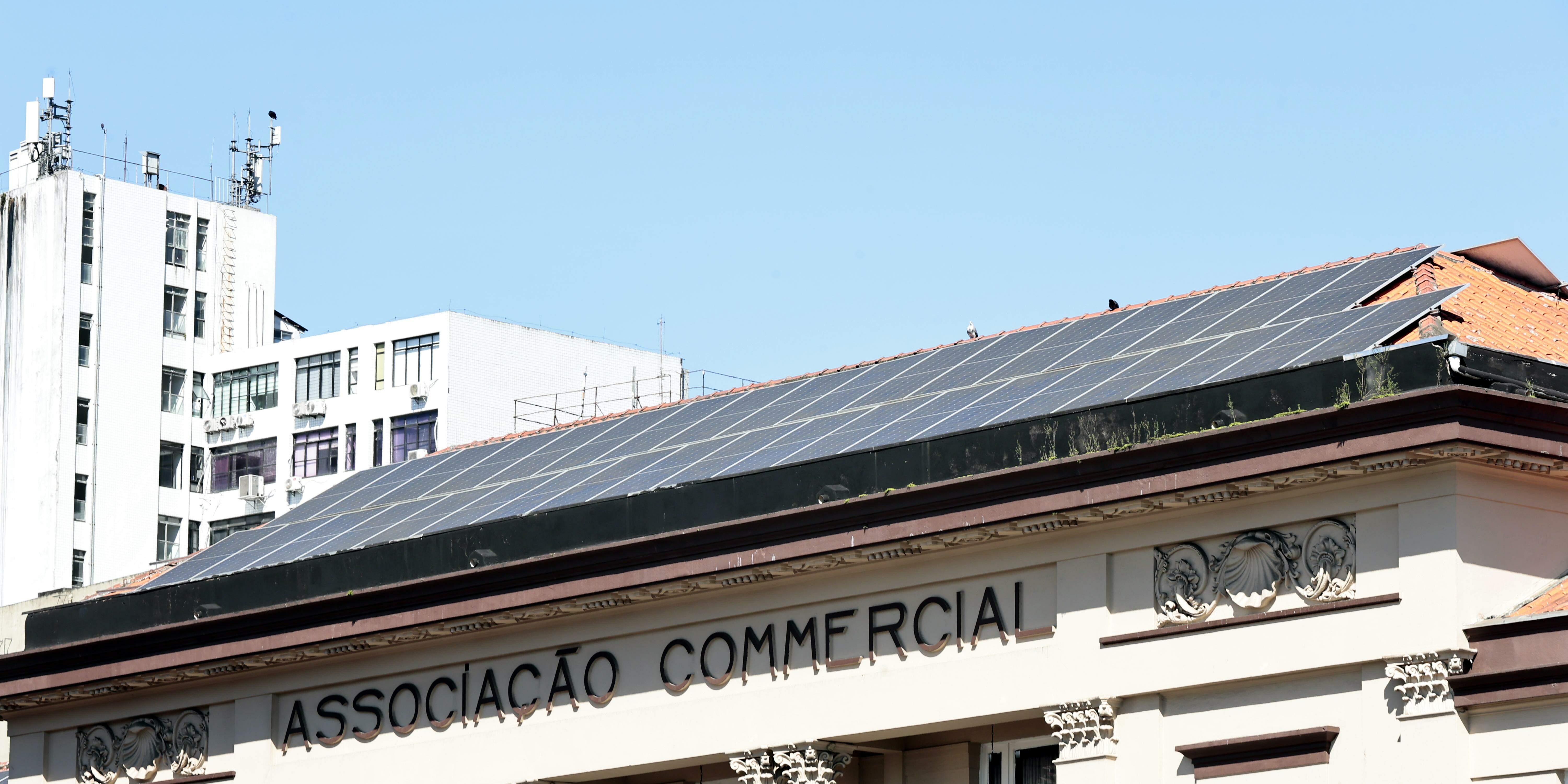Placas fotovoltaicas no topo da sede da Associação Comercial de Santos: painéis solares perdem eficiência em dias de temperaturas elevadas
