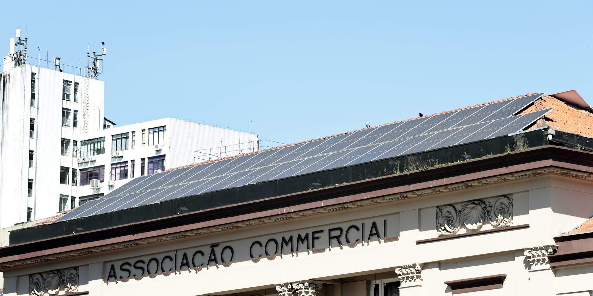 Placas fotovoltaicas no topo da sede da Associação Comercial de Santos: painéis solares perdem eficiência em dias de temperaturas elevadas