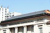 Placas fotovoltaicas no topo da sede da Associação Comercial de Santos: painéis solares perdem eficiência em dias de temperaturas elevadas