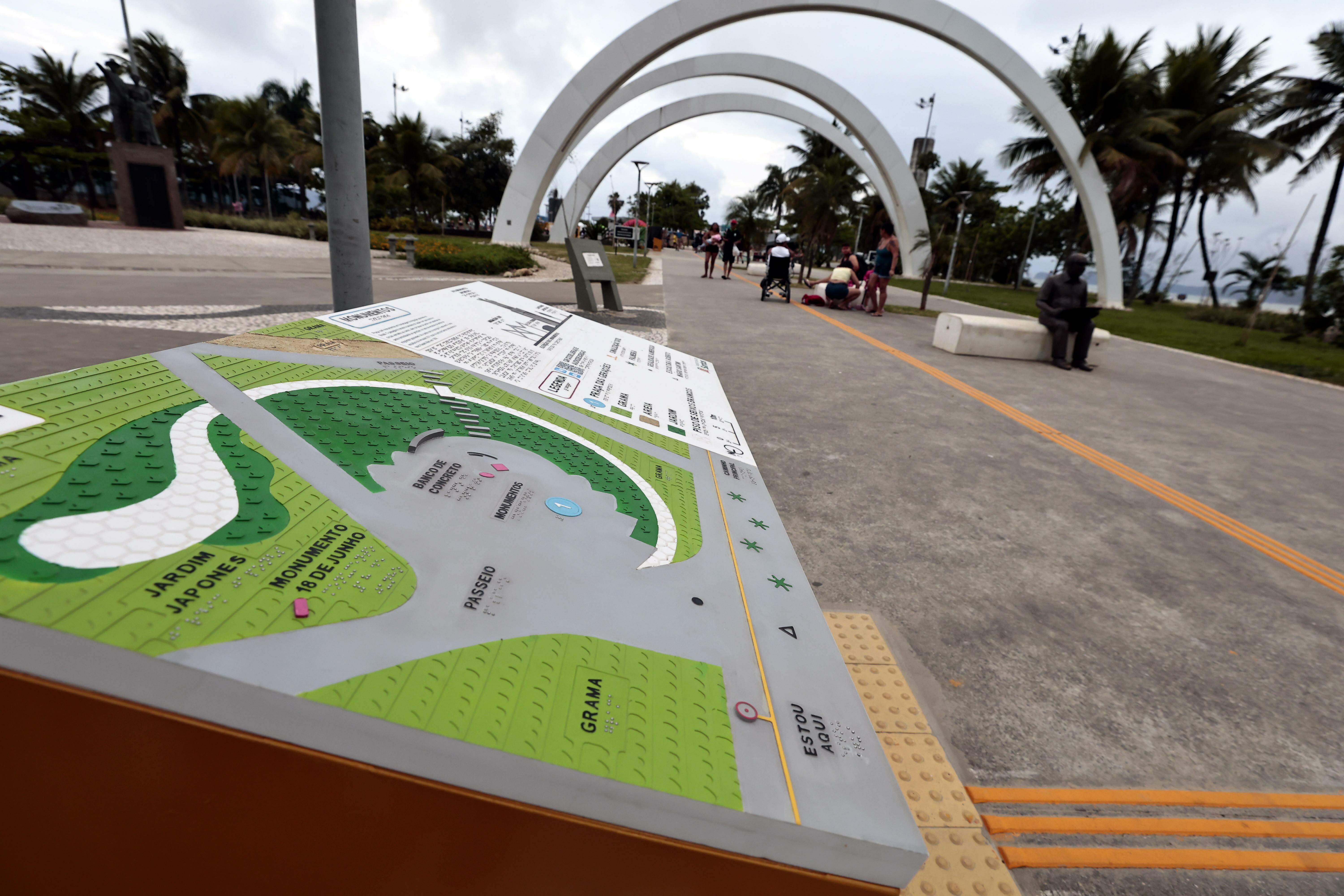 Catorze mapas facilitam a circulação e a compreensão dos espaços por pessoas com deficiência visual