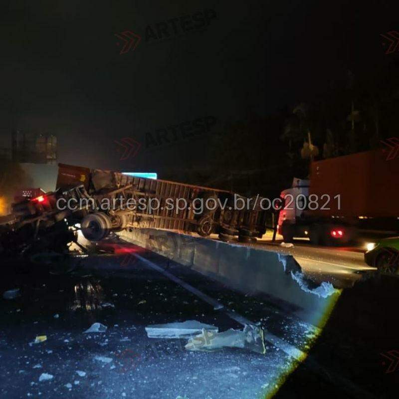 Carreta tombou após colisão na Rodovia Cônego Domênico Rangoni, na altura de Santos