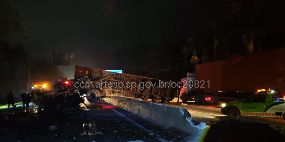 Carreta tombou após colisão na Rodovia Cônego Domênico Rangoni, na altura de Santos
