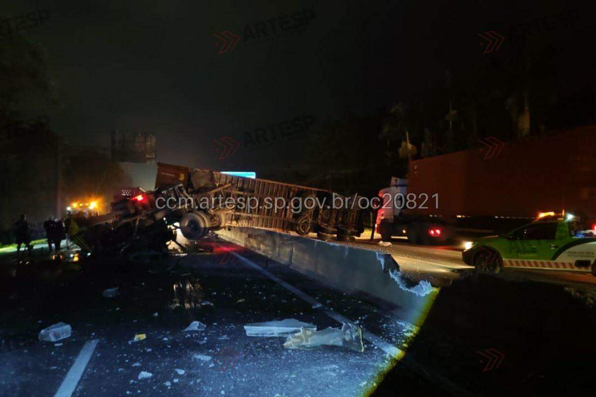 Carreta tombou após colisão na Rodovia Cônego Domênico Rangoni, na altura de Santos