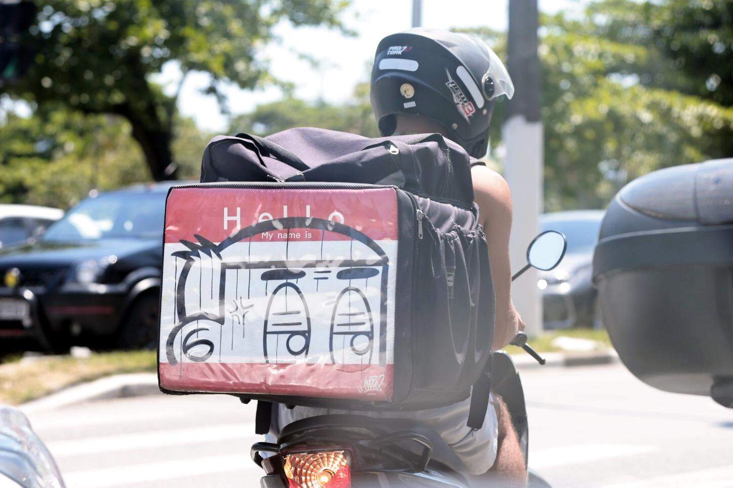 Motos para aplicativos de delivery causam especial apreensão: pressa e risco em nome da eficiência