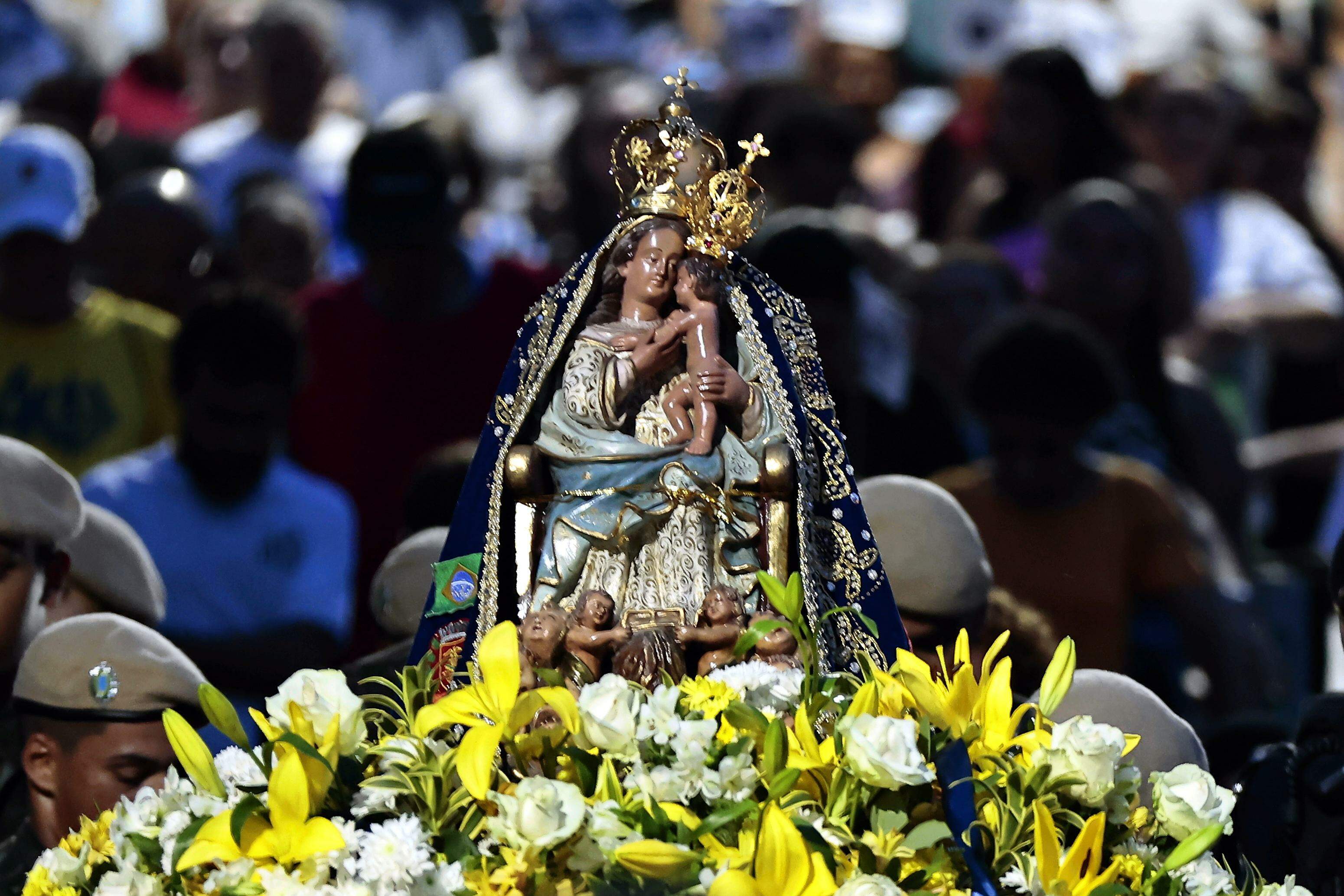 Imagem de Nossa Senhora do Monte foi conduzida do santuário à Catedral no dia 29; na terça, retornará