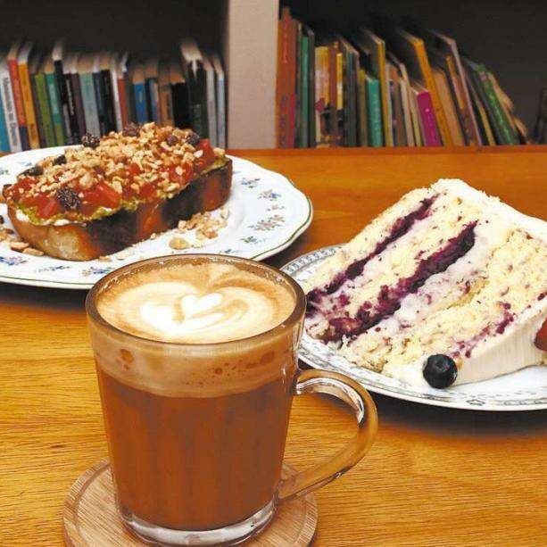Bolo de festa muda sempre; para lanchar, versões de toast salgados e sanduíches: tudo feito na casa