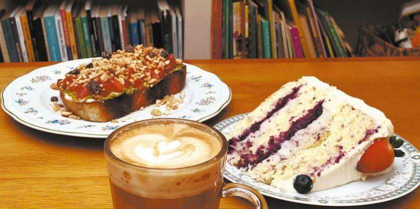 Bolo de festa muda sempre; para lanchar, versões de toast salgados e sanduíches: tudo feito na casa
